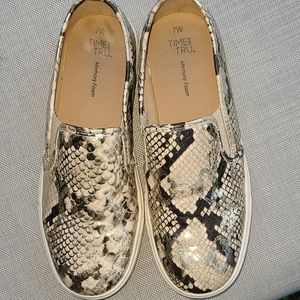 Slip on Sneakers. 7 Wide